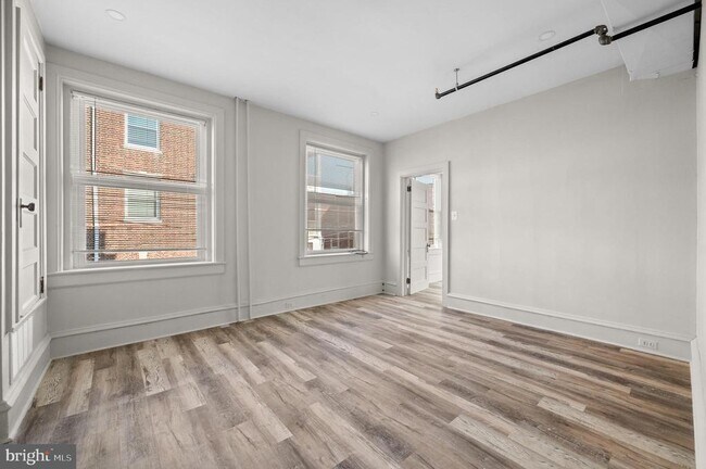 Building Photo - 834 W Lancaster Ave
