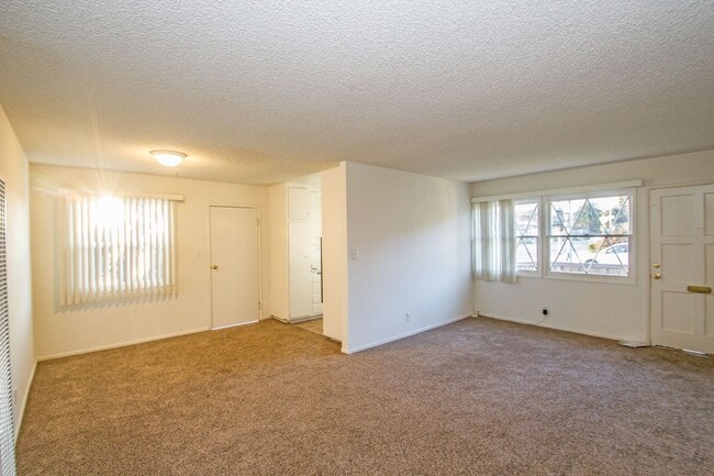 Building Photo - Charming Light Filled Ventura 2 Bd Cottage...