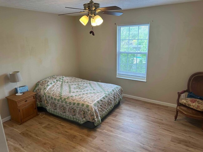 Building Photo - 389 Meadow Springs Dr