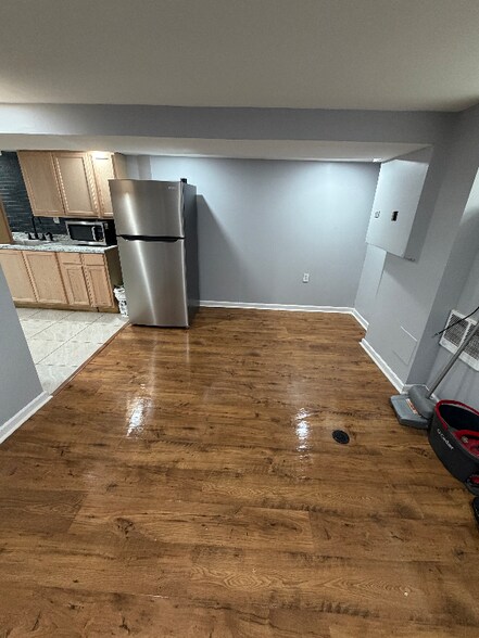 Building Photo - 200 E Albanus St