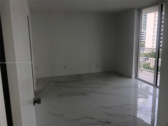 Building Photo - 1440 Brickell Bay Dr