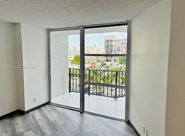 Building Photo - 800 Parkview Dr
