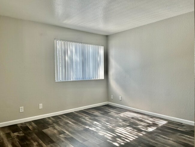 Building Photo - 1553 W Mercer Ln