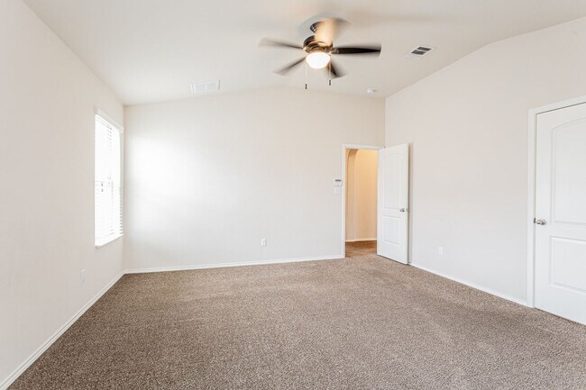 Building Photo - 3 Bedrooms, 2.5 Bathrooms – Stylish and Co...