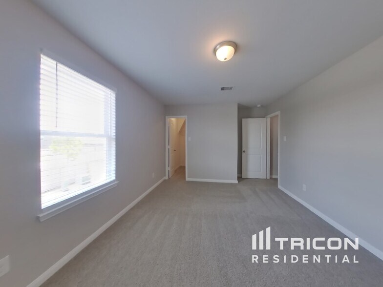 Building Photo - 10930 Hillside Creek Dr