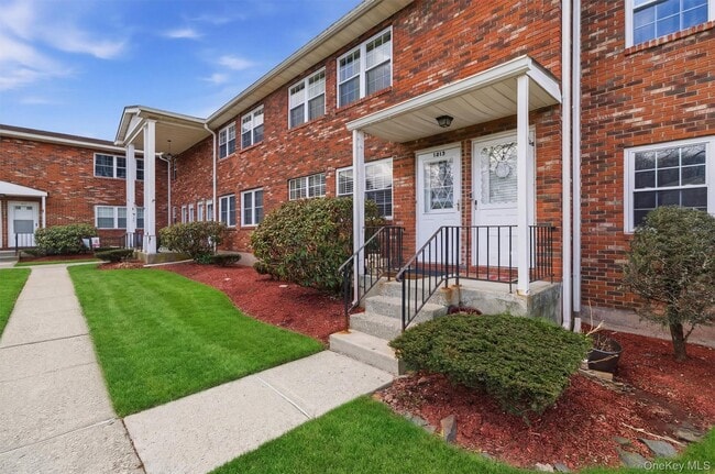 Building Photo - 276 Temple Hill Rd