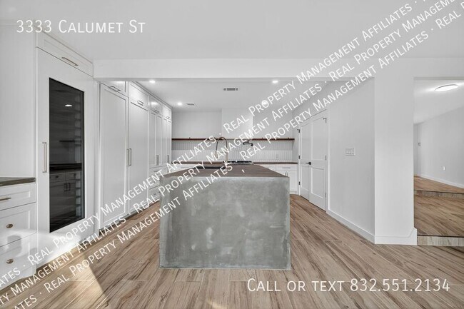 Building Photo - 3333 Calumet St