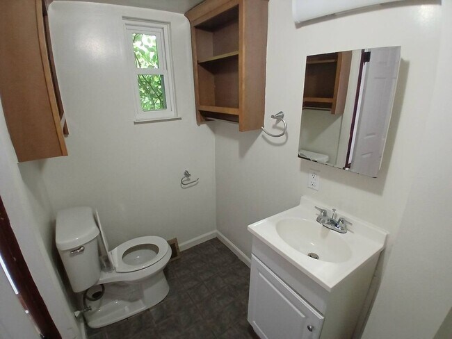 Building Photo - 306 N Elm Ave