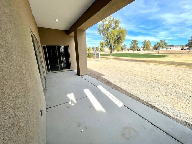 Building Photo - Beautiful 3 Bedroom Home on Desert Lakes Golf Course!