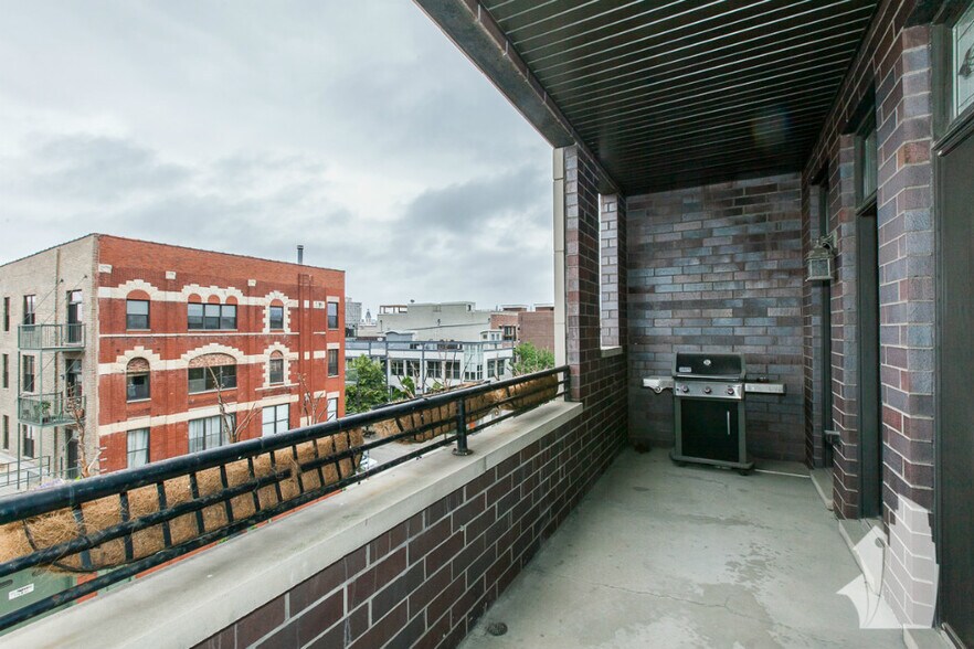 Primary Photo - 1357 W Grand Ave