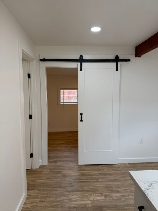 Building Photo - Luxury 2 bedroom 1 bath duplex in a great neighborhood!