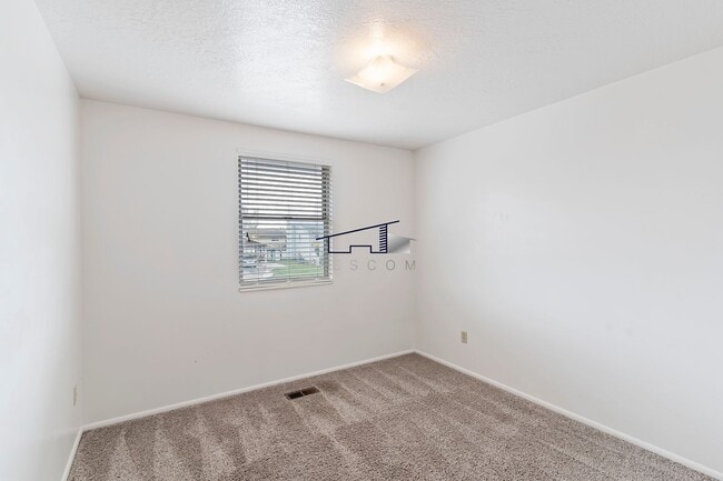 Building Photo - Roy Utah Twin Home for Lease!