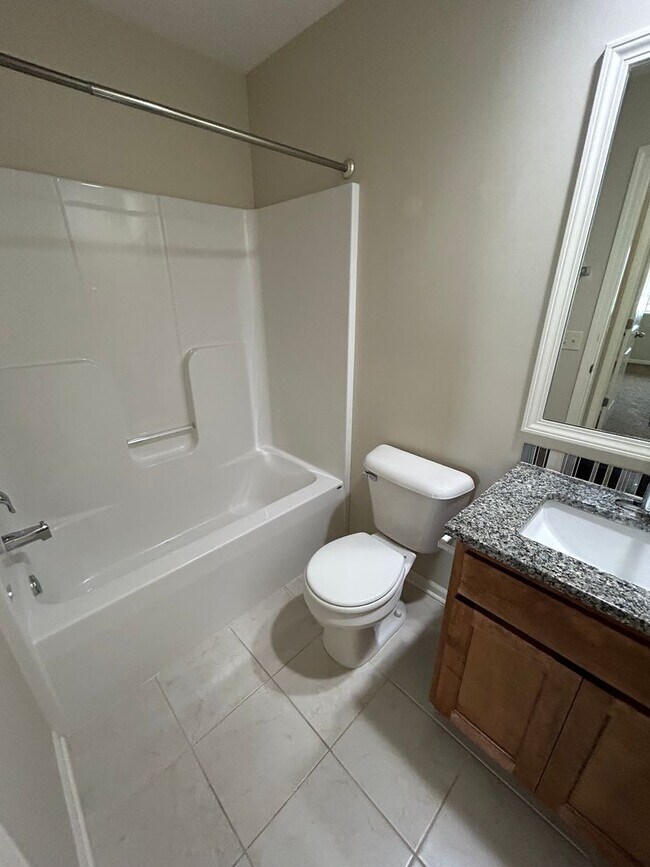 Building Photo - Beautiful, spacious, 4 bedroom, 3 bath tow...