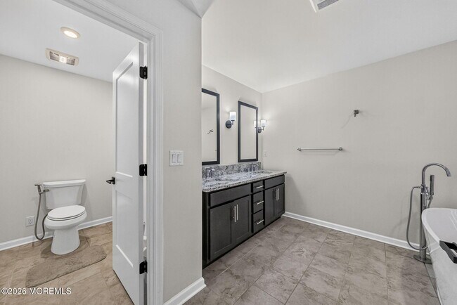 Building Photo - 319 Tulip Ct
