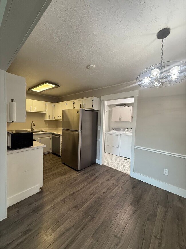 Building Photo - 2 Bedroom Townhome in Taylorsville