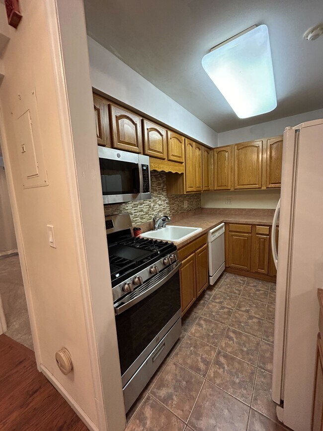 Building Photo - 15 Pointe Cir S