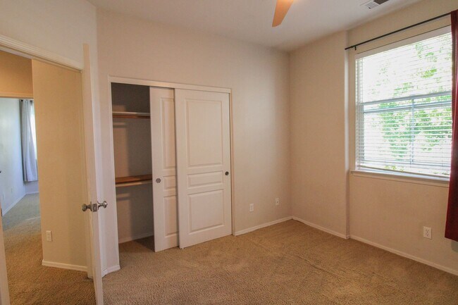 Building Photo - 4 bedroom 2.5 bathroom condo in Broad Street Village Complex