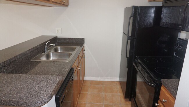 Building Photo - BRANDON LAKE VIEW 1/1 - $1249 - Water Included + $300 Move-In Credit*