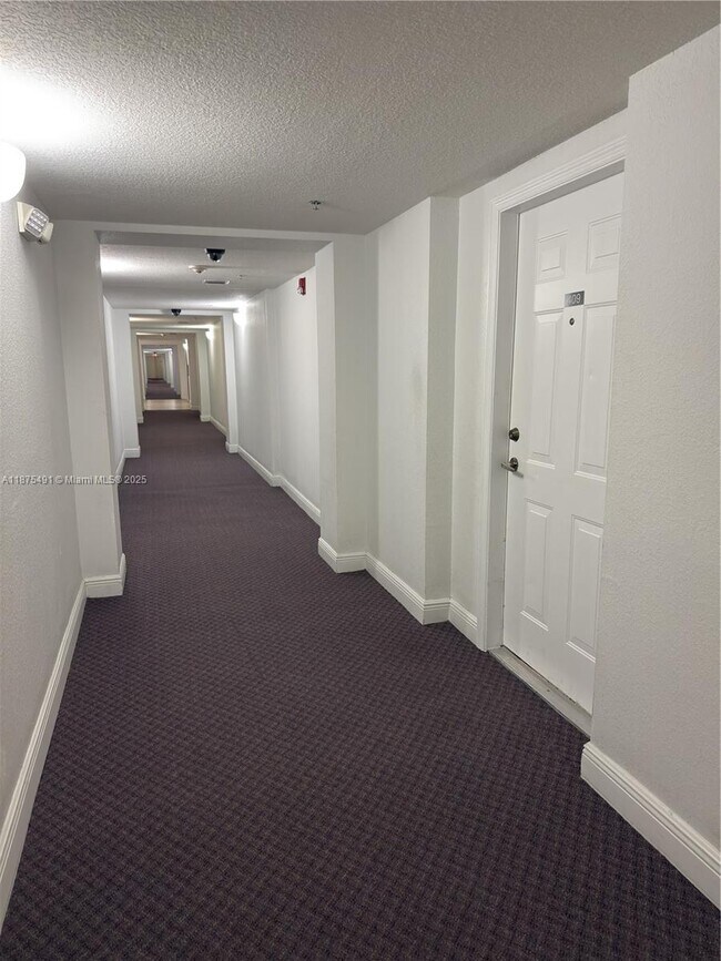 Building Photo - 9340 Fontainebleau Blvd