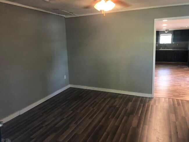 Building Photo - 402 E Walnut St