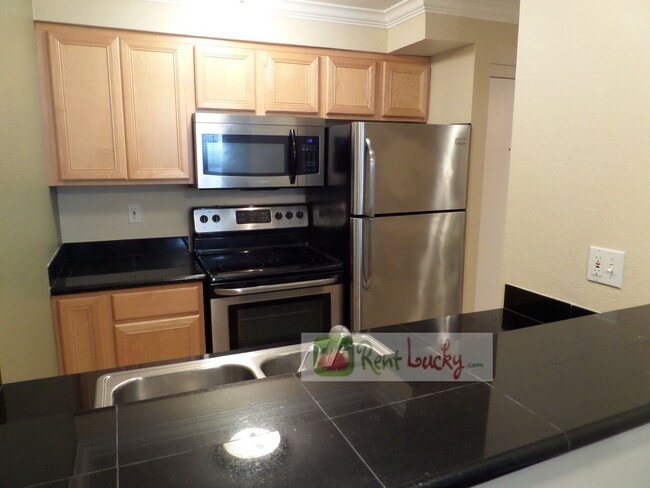 Building Photo - Super Cute Studio w/Parking in Fantastic Downtown Seattle Location!!