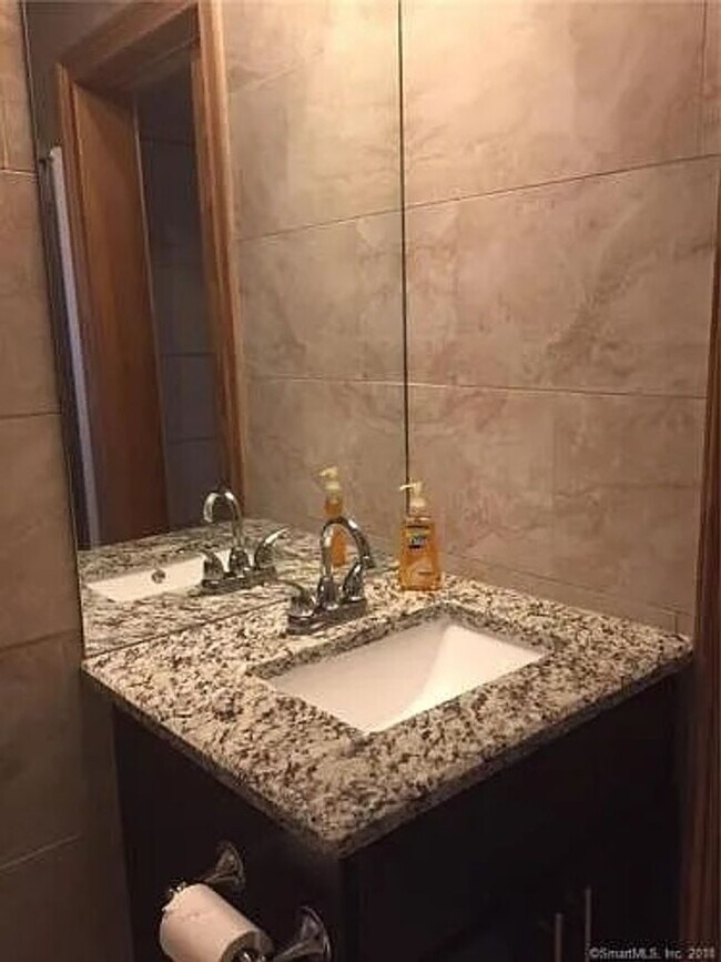 Building Photo - Queen Anne on Oxford