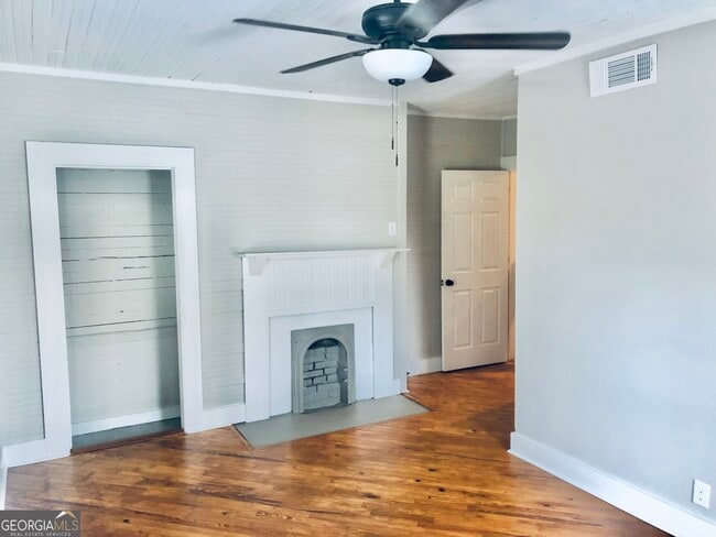 Building Photo - 702 Radford St