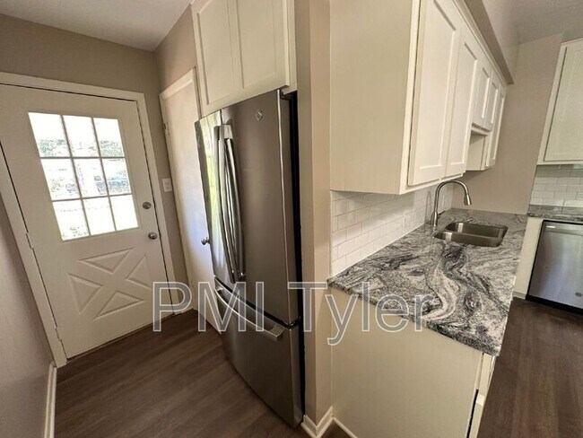 Building Photo - 2007 Bradshaw Dr