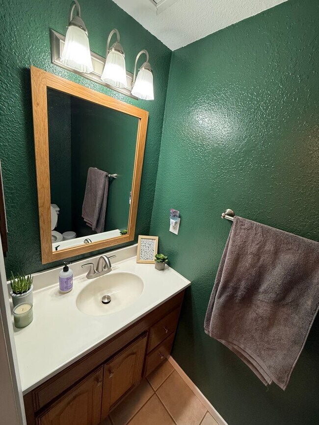 Building Photo - Spacious Two-Story 3 Bedroom, 1.5 Bath Tow...