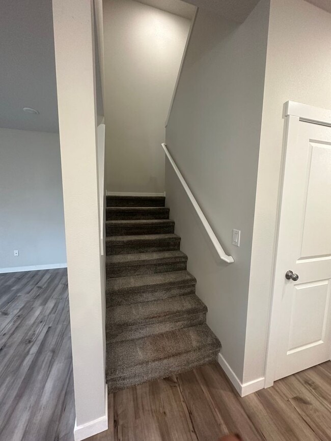 Building Photo - Newer low maintenance duplex in highly desired Camas area w/ great schools!