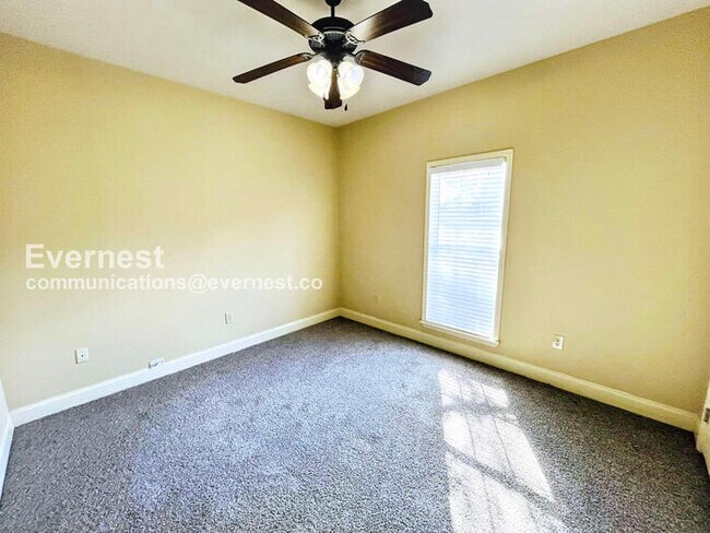 Building Photo - 3 Bed, 2 Bath Home with Garage / Pet-Friendly / Available Now!