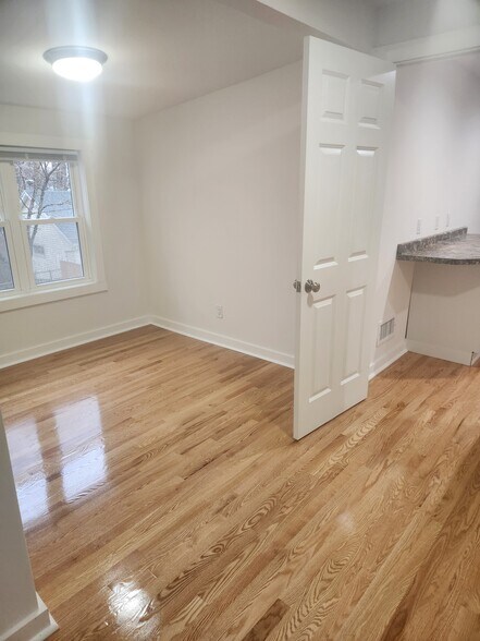 Building Photo - 1932 Heath Ave