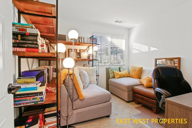 Building Photo - 140 Lantana Dr