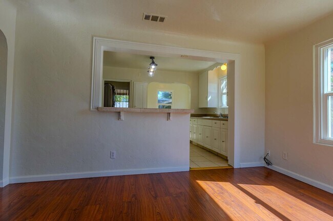 Building Photo - 2137 Raymond Ave
