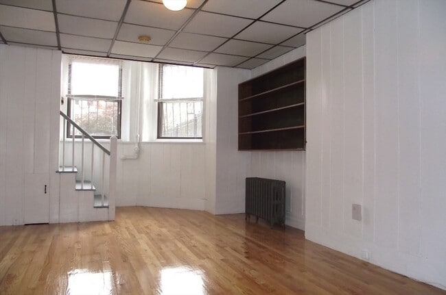 Building Photo - 924 Beacon St