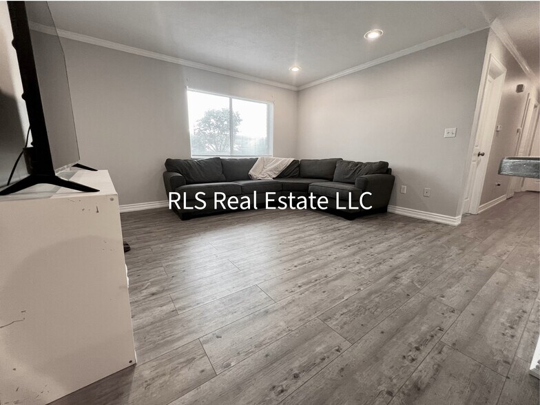 Building Photo - 1541 N Riverside Ave