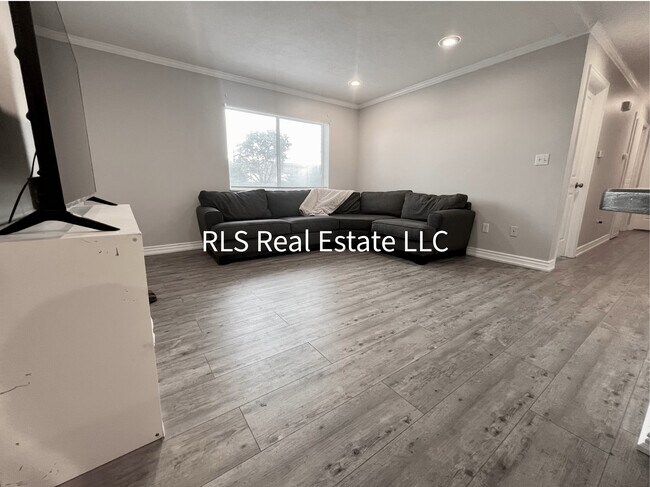 Building Photo - 1541 N Riverside Ave