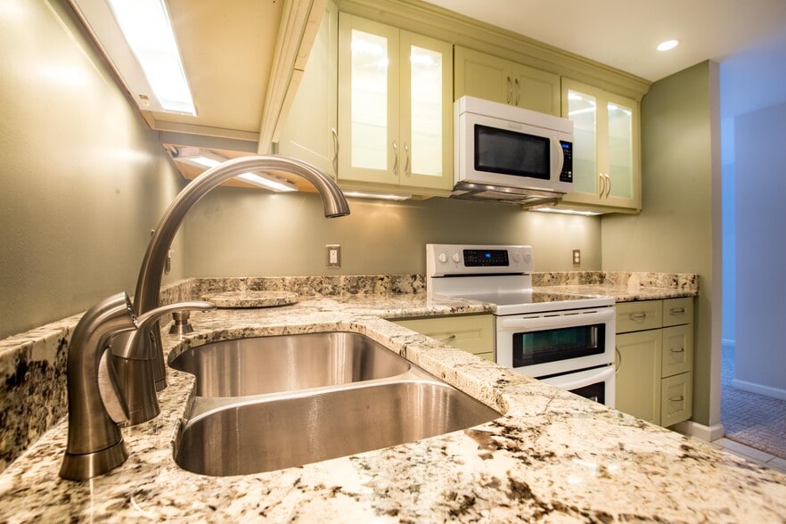 Granite in kitchen - 960 Fell St
