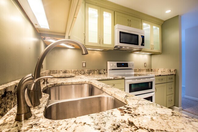 Granite in kitchen - 960 Fell St