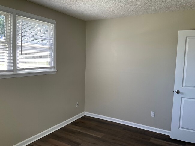 Building Photo - Come see this duplex that is conveniently ...