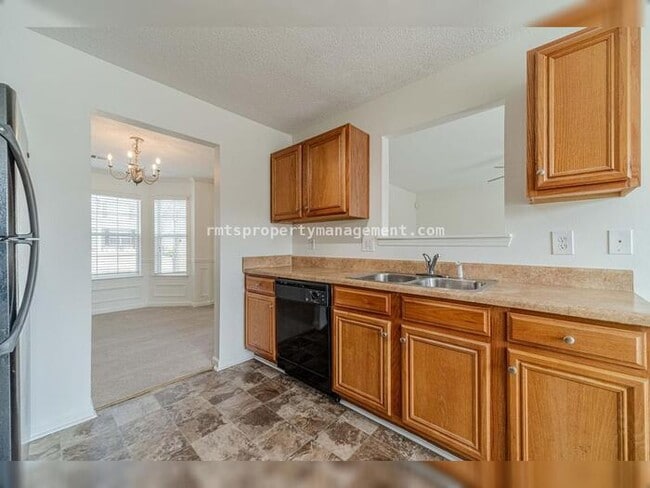 Building Photo - Spacious 4 bedroom 2.5 bath