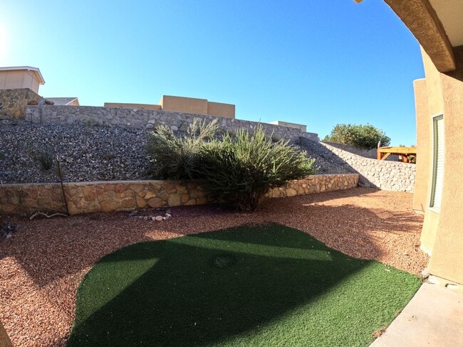 Building Photo - 2210 Dakota Dr