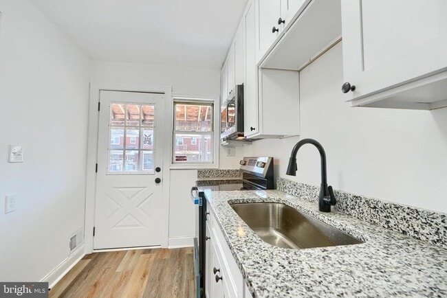 Building Photo - 2204 Redthorn Rd