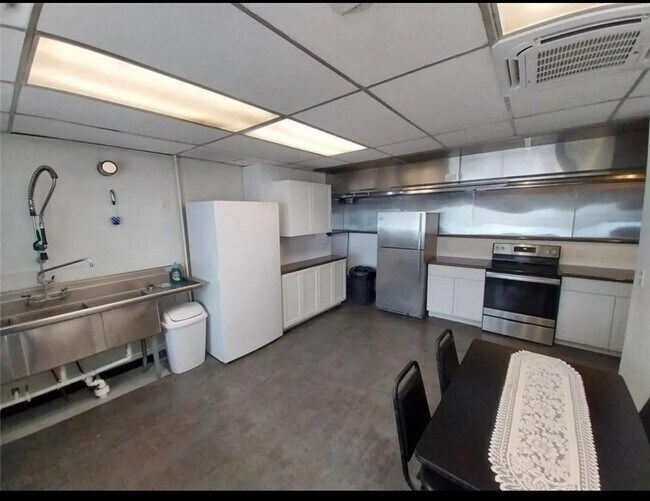 Building Photo - 868 Main St