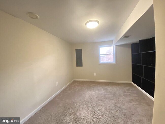 Building Photo - 2021 N Woodrow St