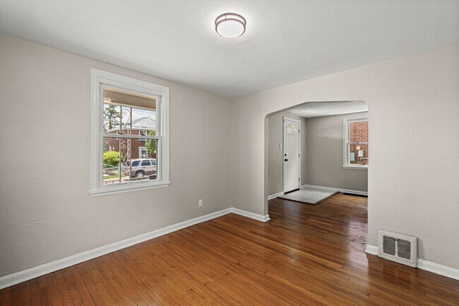 Building Photo - Newly renovated 3 bedroom home in McKees Rocks available now!