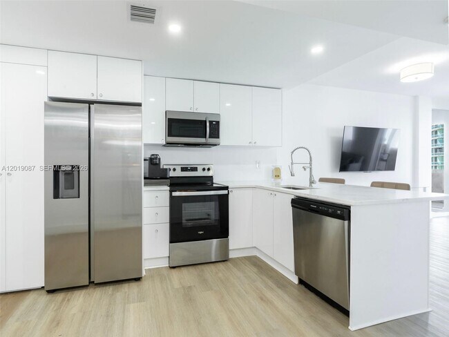 Building Photo - 10275 Collins Ave