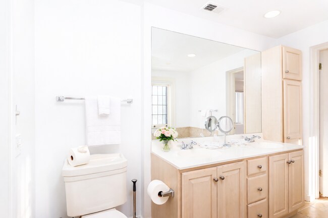 Building Photo - 671 Prospect St