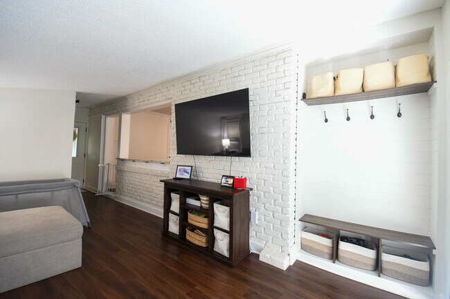 Building Photo - 1209 Hymelia Ave
