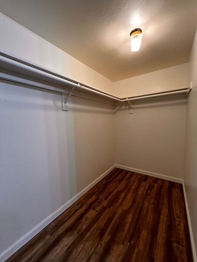 Building Photo - Close to Downtown Prescott!!